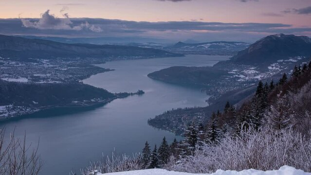 La nuit tombe sur le Lac d'Annecy en france