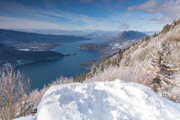 Le Lac d'Annecy en hiver en France