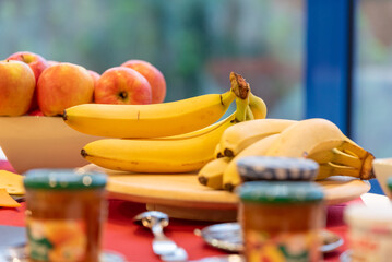Fruits et confitures sur une table de petit-d&eacute;jeuner