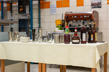 Préparation des cocktail d'un repas traiteur dans l'arrière cuisine