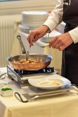 Préparation des gambas grillées à la poêle dans un restaurant - détail