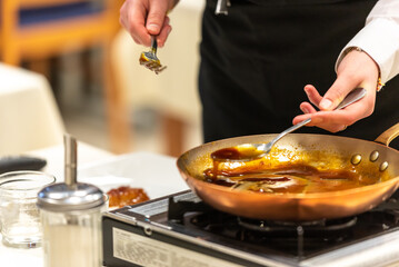 Travail du caramel dans une poêle. Préparation d'un cuisinier dans un restaurant.