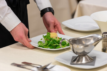 Obraz na płótnie Canvas Service d'une assiette salade fromage dans un restaurant - détail