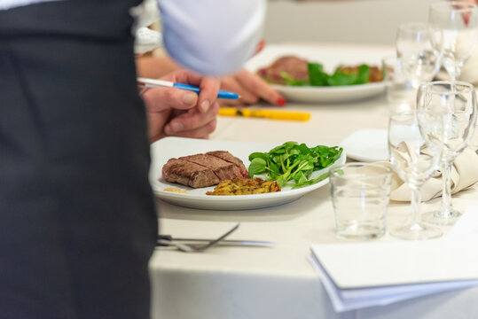 Jury gastronomique dans un concours entrain de noter la cuisson d'une viande
