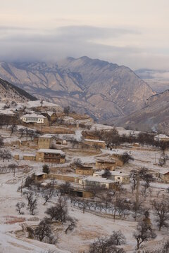 The aul is located on a mountainside in Dagestan and is covered with snow.