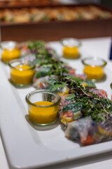 Thailändische Sommerrollen mit Lachs, Gurken und Karotten und Mango-Dip; Catering-Buffet; gesundes Essen