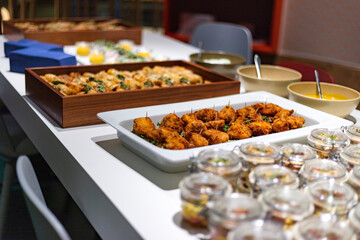 Aufgedeckter Tisch mit Catering-Buffet