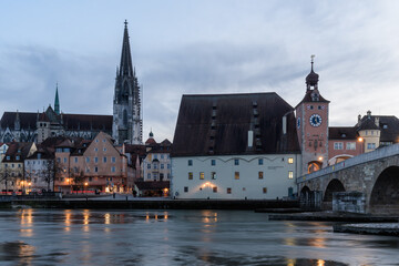 Fototapeta premium Steinerne Brück in Regensburg im Winter