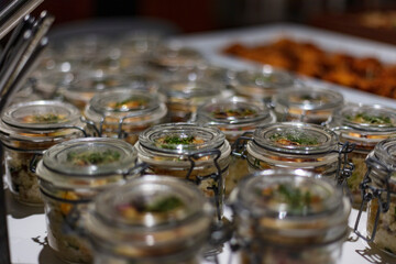 Vegetarischer Cous-Cous im Glas mit Ziegenkäse und Gemüse; Catering-Buffet