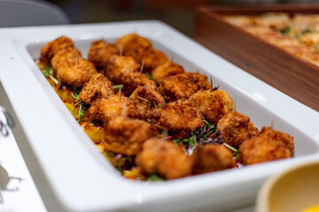 Panierte Hühnerbrust mit Gemüse; Catering-Buffet; 