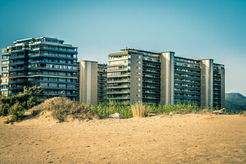 Grandes edificios cerca de la playa