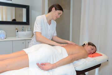 Obraz premium professional masseuse massaging womans back
