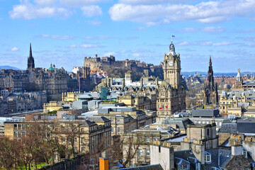 Fototapeta na wymiar View over the historic center of Edinburgh, Scotland from Calton Hill