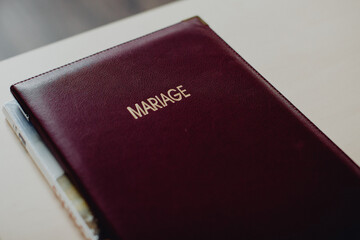 Porte-document des papiers de mariage