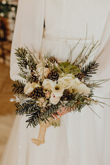 La mariée et son bouquet de fleurs d'hiver © lorabarra