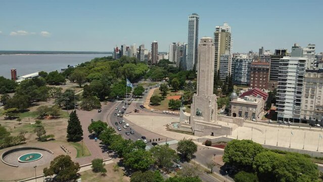 Monumento a la Bandera de Rosario de costado en un d&iacute;a soleado de verano