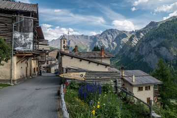 Fototapeta na wymiar Village de Saint -Véran en été , Massif du Queyras . Hautes-Alpes