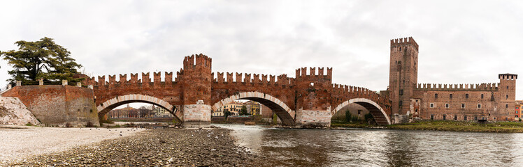 Obraz premium Panoramic view of Scaligero Bridge in Verona, Italy