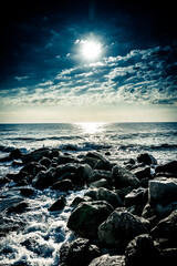 Olas rompiendo sobre las piedras