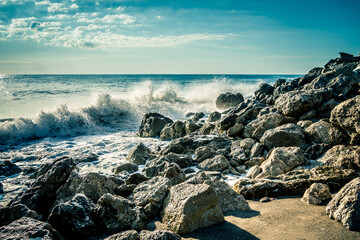 Olas rompiendo sobre las piedras