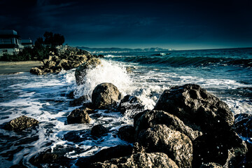 Mar rompiendo sobre piedras