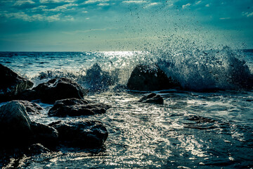 Mar rompiendo sobre piedras