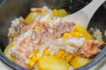 鮭の中骨とジャガイモの炊き込みピラフ