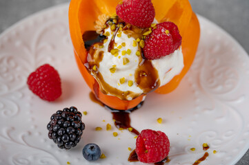 Quark mit Beeren Balsamico Pistazien in einer Paprika