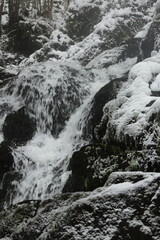 Fototapeta na wymiar cascade en hiver