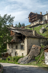 Fototapeta na wymiar Maison traditionnelle à fuste , Village de Saint -Véran en été , Massif du Queyras . Hautes-Alpes