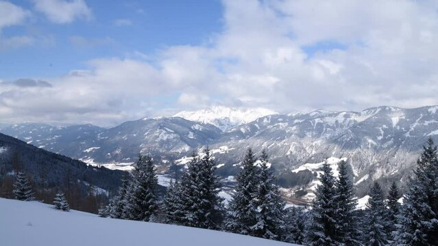 Zeitraffer Troglenzenalm bei Treglwang mit Blick auf Liesingtag, Admonter Reichenstein und Eisenerzer Kamm, Steiermark