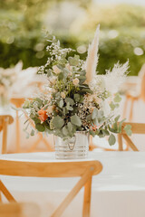 Composition florale sur la table de réception 