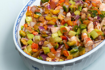 Fuente con ensalada con verduras y marisco.