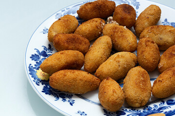 Plato con croquetas hechas en casa.