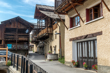 Maison traditionnelle à fuste , Village de Saint -Véran en été  , Massif du Queyras . Hautes-Alpes