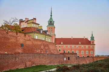 Obraz premium Red wall of Royal Castle in Warsaw at evening, Poland.