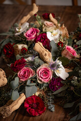 Obraz na płótnie Canvas elegantes y lujosos centros de mesa y arreglos florales para boda con rosas y orquideas en troncos de manzano 