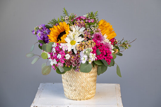 arreglo floral para el dia de las madres 10 de mayo en canasta artesanal tejida a mano con flores frescas de temporada, girasoles, rosas, margaritas
