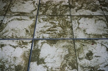 Weißer Steinplattenboden mit beige-braunem Muster 