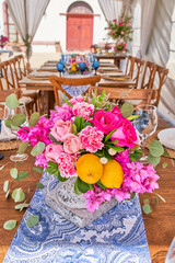 Fototapeta na wymiar Romanticismo toscano: Arreglo floral de rosas y claveles con limones