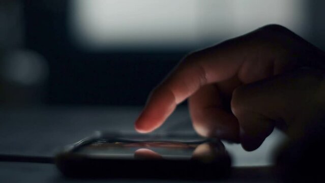 una mano deslizando sobre la pantalla de un celular