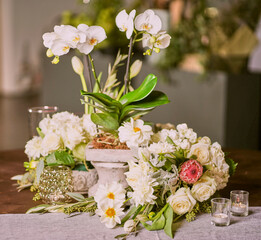 Arreglo floral para boda con orquideas, dhalias, rosas, hortensias y proteas en base de concreto 