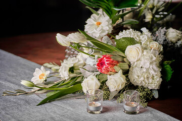 Arreglo floral para boda con orquideas, dhalias, rosas, hortensias y proteas en base de concreto 