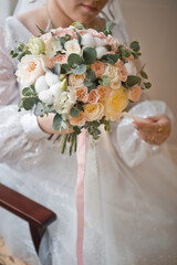 The bride is considering a delicate bouquet of multicolored roses 4357.