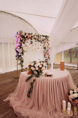 The wedding presidium for the bride and groom, decorated with flowers 4381.
