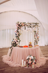 The wedding presidium for the bride and groom, decorated with flowers 4394.
