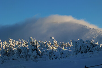 Zimowy mroźny krajobraz górski z tworami śnieżnymi - obrazy, fototapety, plakaty