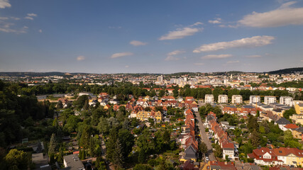 Luftbild der Stadt Gera, Thüringen | Drohne, Luftaufnahme Stadt und Wohngebiete bei schönem Wetter 