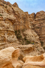 Turyści na punkcie widokowym masyw górski Dżabal asz-Szara Jordania - obrazy, fototapety, plakaty