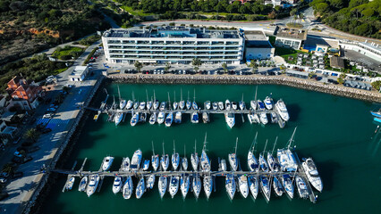 VISTA AÉREA DE HOTEL CON ENCANTO FRENTE A PUERTO DEPORTVO PUERTO SHERRY. EL PUERTO DE SANTA MARÍA (CÁDIZ). TOMADO CON EL NUEVO DJI MAVIC 3 CLASSIC. © airsur360